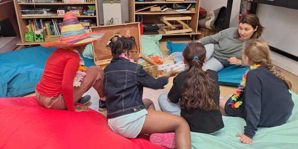Bibmedewerker Caro vertelt een verhaal tijdens de Bibkids Club